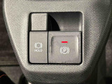 指先だけで簡単に操作が可能な電動パーキングブレーキを採用。「HOLD」スイッチを押すと、渋滞や信号待ちなどでブレーキペダルから足を離しても、ブレーキを保持するので安心です