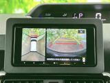 駐車時や狭い場所での取り回しをサポート。映像で周囲の状況を確認できるので、安心して運転できます。初心者の方にもおすすめです。
