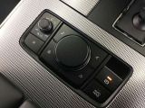 マツダコネクトの操作は基本的に手元のコマンダーコントロールで操作します。