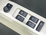 【電動格納ミラー】サイドミラーは電動格納式となっており、狭い駐車場でもキズがつくリスクを抑えられます。