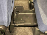中敷きを立ち上げれば、倒れやすい荷物も安定して積める置きラクボックスが標準装備