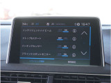 【タッチスクリーン】車の設定やオーディオシステムの操作などが行えます。さらにオプションのナビゲーションユニットを接続すると地図を表示することができます。