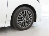 装着タイヤサイズは、225/55R19です。純正アルミホイールを装着しております。