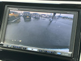 後退時の安全をサポートするバックモニターを装備。車幅感覚が分かりやすく、駐車場での出し入れがスムーズに行えます。