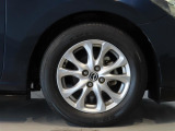 純正のアルミホイール装着車です。タイヤサイズは185/65R15です。