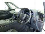 【運転席&助手席】黒を基調にした高級感のあるデザインです。パワーシートで微小な位置調整も可能です。パワーシート可動時の静かなでスマートな音は上質さと高級感を感じさせてくれます。
