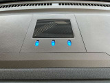 インパネ中央にある充電インジゲーター、車に乗り込まなくても外部から、おおよその充電状態が分かります。33%以下だと運転席側が点滅、66%を超えると助手席側が点滅、満充電になると5分後に消灯します。