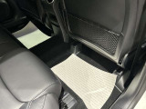 【リアシート】リアシート足元は十分なスペースがあり乗り降りのし易さはもちろん、ドライブの際もストレス無くお乗り頂けます。