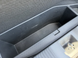 荷室下には、小さな収納もあります。