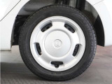 ◆純正ホイール装着車◆シンプルなデザインのホイールキャップ付きです。