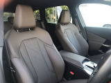 【コックピットシート】BMW車の主役席。車体中央にくる様に配置し車両重心とが一致する事でドライバーと車との一体感あるドライビングを実現。人間工学に基づき形成した形状が長時間のドライブ疲労も軽減します!