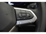 【ステアリング右側】メーター内のメニュー操作のスイッチ類です。パドルシフトは、ステアリングを握りながらシフトチェンジができます。
