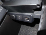 USBポート付きですので携帯等の充電もできます。