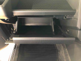 よく使うものが手を伸ばせばすぐ届く、機能面で充実した収納。