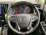 【ステアリングヒーター】冬場に冷たくなりやすい革巻きステアリングを、スイッチ一つで素早く適温に!エアコンよりも早く温まってくれるので、寒い日の運転も快適になりますね♪