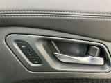 ◆パーソナルドライビングポジションメモリシステム◆インテリジェントキーのIDを車が認識すると、プッシュパワースターターを押した際、シートやステアリング、ドアミラーのポジションを登録された位置にセット