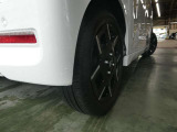 リヤタイヤの溝も十分に残っております。タイヤサイズは165/55R15となっております。