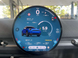 25インチ有機ELの丸型センターディスプレイを装備!タッチパネルにて様々な設定を操作可能に