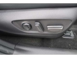 パワーシート搭載。微妙な調整が手軽にでき、最適なポジションで運転することが可能です。