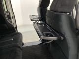 運転席・助手席の背もたれには、2列目シート用にカップホルダー付きの「格納式のシートバックテーブル」を装備しています。休憩時のちょっとした時間などカップを置いたり、小物置きに使えて便利です。