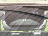 【ホンダセンシング】走行中に前方の車両等を認識し、衝突しそうな時は警報とブレーキで衝突回避と被害軽減をアシスト。より安全にドライブをお楽しみいただけます。