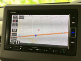 鮮明な地図表示で、スムーズなナビゲーションを実現。目的地までのルートを正確に把握し、安心して運転できます。