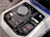 【コックピットシート】BMW車の主役席。車体中央にくる様に配置し車両重心とが一致する事でドライバーと車との一体感あるドライビングを実現。人間工学に基づき形成した形状が長時間のドライブ疲労も軽減します!
