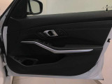 車の乗り降りの際に必ず触るドアハンドルです。使用感が気になる方はお気軽にお申し付けくださいませ。
