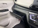 【グローブボックス】収納スペースも充実しております。