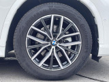 BMWならではの卓越した走りを支えるホイールと足回りです!日本車の走りに慣れている方にもぜひ体感して頂きたいほど、高いレベルでまとまっています!純正18インチアルミホイール。