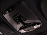 【SOSコール】車両の通信システムにより、SOSコールを発信することが可能です。また、エアバックの開くような大きな事故の場合は自動で通信を開始します。もしもの時にも安心です。