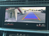 ●リアビューカメラ『入車経路を算出し、ガイドラインと補助線をディスプレイに表示します。同時にバンパーに内蔵のセンサーが障害物を感知し音で注意を促します。後方の死角も安心していただけます。』