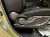 運転席には、座面部の高さが調整できるシートリフターが装備してます。どなたでも、自分好みのシートポジションで快適に運転できますよ♪
