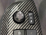 キーフリー連動で施錠時に格納します。降車の直前まで後方確認ができ、閉じ忘れも防げます。
