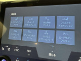 レーンディパーチャーアラートとは車線または走路からの逸脱の可能性を警告すると共に、車線または走路からの逸脱を避けるためのハンドル操作の一部を支援する機能です。詳細は販売店スタッフまでおたずねください。