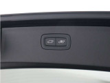 テールゲートには、スイッチ一つで開閉可能な電動開閉機能を装備。また、リアバンパーの下で足を動かすだけで開閉できる、ハンズフリー・オープニング/クロージング機構も搭載しています。