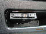 【ETC車載器】が装備されています。ETCカードを差し込むだけで高速道路の利用が可能です。