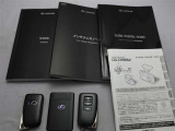 取説・メンテナンスノート・スマートキー・カードキーの4点セットです。