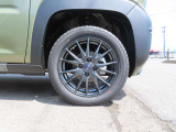 右フロントタイヤです。15インチアルミホイールに165/60R15の組み合わせです。