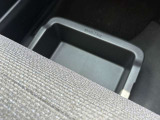 助手席シートの下にも収納スペースがあります!靴を入れておくと、サンダルやピンヒールなど運転に不向きな靴で出かける時も困らないですね!