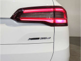 BMWのテールランプはプレスラインへと続く形状のため、統一感のある綺麗なラインを演出しております。