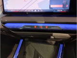 【ⅰドライブナビゲーション】文字情報も鮮明に表示する高解像度カラーディスプレイを採用。視認性に優れた地図デザインと特徴的な建造物を目印にした描写表示で現在位置を把握できます。地図データの更新も可能です