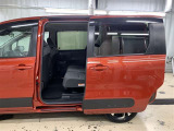 両側パワースライドドア付き!狭い駐車スペースなどでの乗り降りラクラク♪小さなお子さまのいるご家庭には嬉しい装備です。