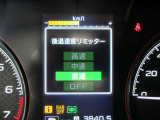 リバース時には、アクセルの踏み具合にかかわらず、速度を一定にする後退速度リミッターが付いております。シフトミス時に急なバックをしないようにする安全機能です。オフにすることも出来ます。