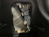 車載工具のジャッキ(車体を持ち上げる工具)とクリップレンチ(タイヤのナットを緩める、絞める工具)です。
