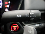 AUTOライト装備  周囲の明るさに応じてヘッドライトや車幅灯を自動で点灯・消灯します。 トンネルに入ると自動でライトが点いてとても便利!(^^)!