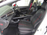 ★NISMOロゴ入り、レッドステッチ付きのシートは、スポーツドライビングにふさわしいインテリアです!