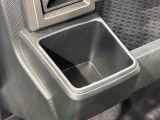 助手席埋め込み式カップホルダー(太ボトル600mm収納可能)