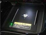 センターコンソールトレーはワイヤレス充電器(Qi(チー)規格)となっており、対応機種を置いておくだけで充電可能です。