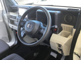 運転席ドリンクホルダーは、ドライバーがすぐ取り出せる位置に付いています。
